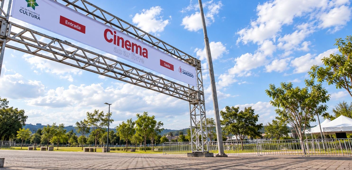 Estrutura de cinema ao ar livre montada em praça pública