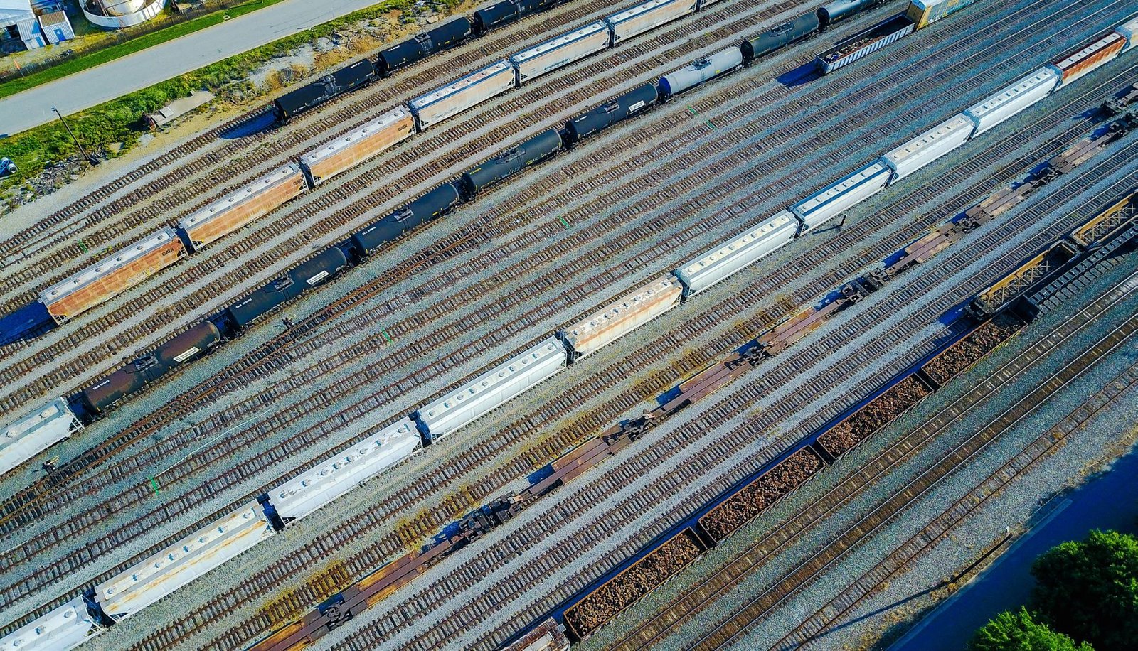 Vista aérea do pátio ferroviário com composições carregadas