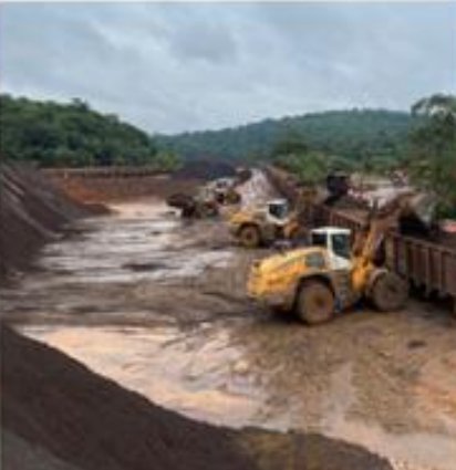 Pá carregadeira no pátio de armazenagem